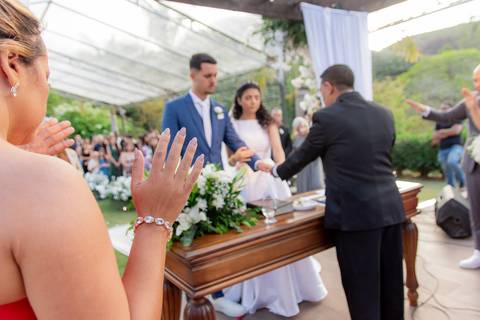 Fotografia de casamento ao ar livre atemporal e autêntica em Manhuaçu, MG. Registro documental do casamento focado na emoção genuína e nos detalhes minimalistas.'