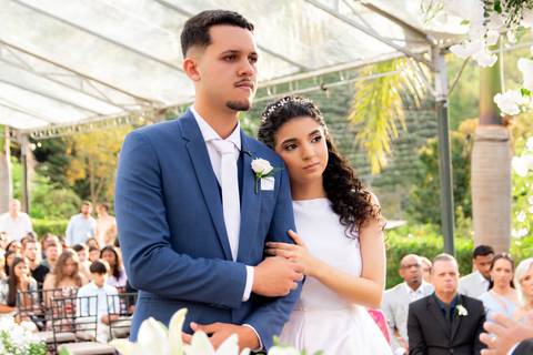 Fotografia de casamento atemporal e autêntica em Manhuaçu, MG. Registro documental do casamento focado na emoção genuína e nos detalhes minimalistas.'