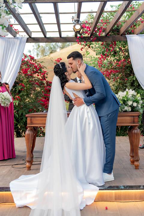 Fotografia de casamento ao ar livre atemporal e autêntica em Manhuaçu, MG. Registro documental do casamento focado na emoção genuína e nos detalhes minimalistas.'