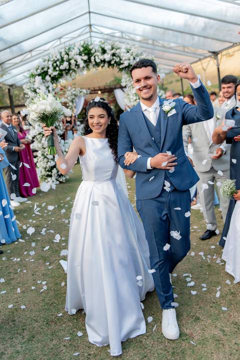Fotografia de casamento ao ar livre atemporal e autêntica em Manhuaçu, MG. Registro documental do casamento focado na emoção genuína e nos detalhes minimalistas.'