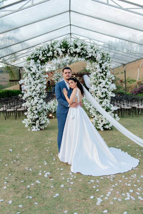 Fotografia de casamento ao ar livre atemporal e autêntica em Manhuaçu, MG. Registro documental do casamento focado na emoção genuína e nos detalhes minimalistas.'