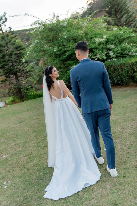 Fotografia de casamento atemporal e autêntica em Manhuaçu, MG. Registro documental do casamento focado na emoção genuína e nos detalhes minimalistas.'
