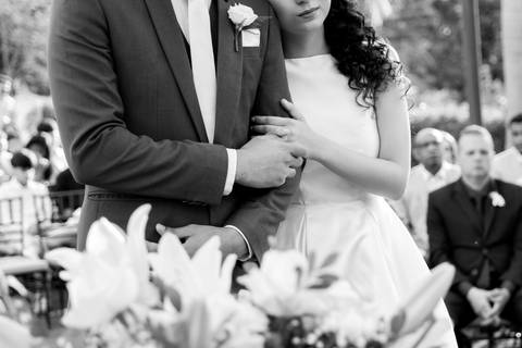 Fotografia de casamento atemporal e autêntica em Manhuaçu, MG. Registro documental do casamento focado na emoção genuína e nos detalhes minimalistas.'