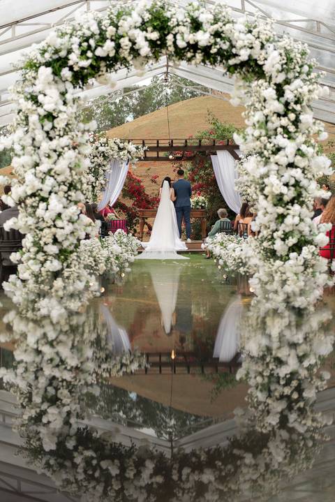 Fotografia de casamento atemporal e autêntica em Manhuaçu, MG. Registro documental do casamento focado na emoção genuína e nos detalhes minimalistas.'