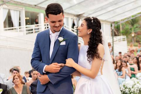 Fotografia de casamento atemporal e autêntica em Manhuaçu, MG. Registro documental do casamento focado na emoção genuína e nos detalhes minimalistas.'