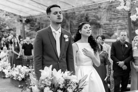 Fotografia de casamento atemporal e autêntica em Manhuaçu, MG. Registro documental do casamento focado na emoção genuína e nos detalhes minimalistas.'