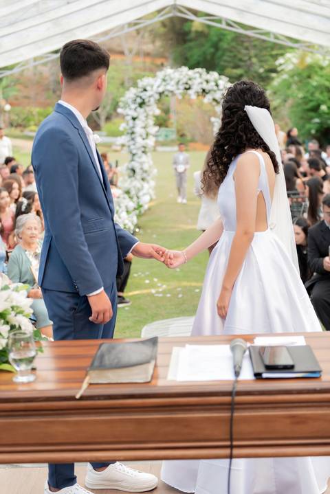Fotografia de casamento atemporal e autêntica em Manhuaçu, MG. Registro documental do casamento focado na emoção genuína e nos detalhes minimalistas.'