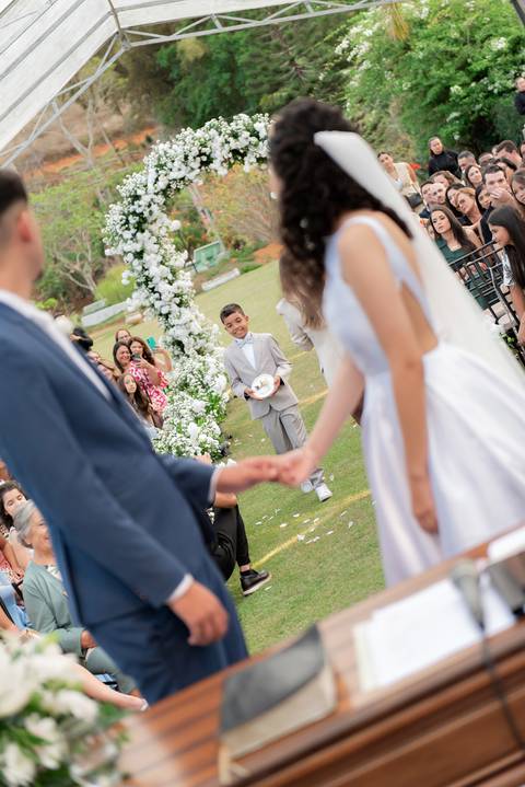 Fotografia de casamento ao ar livre atemporal e autêntica em Manhuaçu, MG. Registro documental do casamento focado na emoção genuína e nos detalhes minimalistas.'