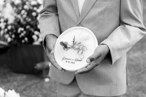 Fotografia de casamento ao ar livre atemporal e autêntica em Manhuaçu, MG. Registro documental do casamento focado na emoção genuína e nos detalhes minimalistas.'