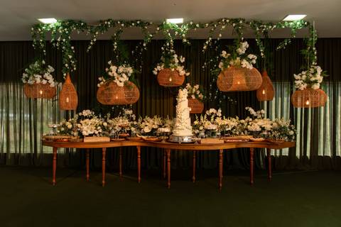 Fotografia de casamento atemporal e autêntica em Manhuaçu, MG. Registro documental do casamento focado na emoção genuína e nos detalhes minimalistas.'