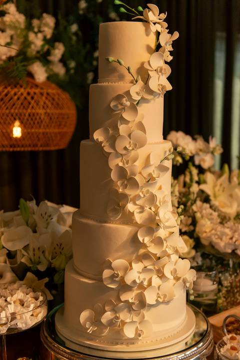 Fotografia de casamento atemporal e autêntica em Manhuaçu, MG. Registro documental do casamento focado na emoção genuína e nos detalhes minimalistas.'
