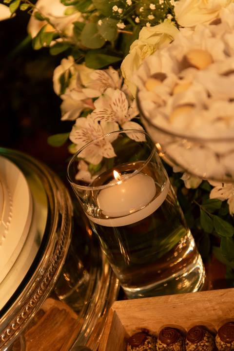 Fotografia de casamento atemporal e autêntica em Manhuaçu, MG. Registro documental do casamento focado na emoção genuína e nos detalhes minimalistas.'