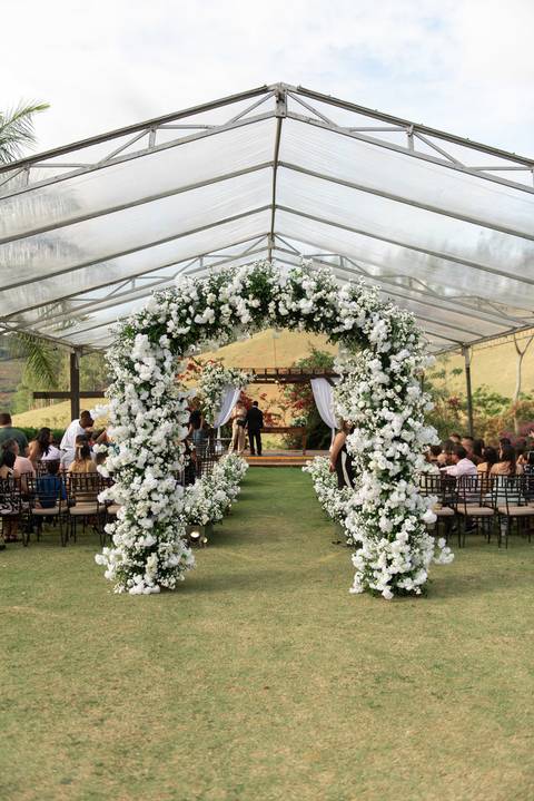 Fotografia de casamento atemporal e autêntica em Manhuaçu, MG. Registro documental do casamento focado na emoção genuína e nos detalhes minimalistas.'