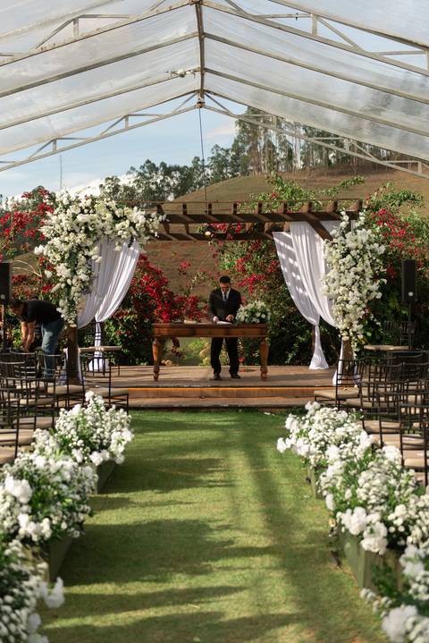 Fotografia de casamento atemporal e autêntica em Manhuaçu, MG. Registro documental do casamento focado na emoção genuína e nos detalhes minimalistas.'