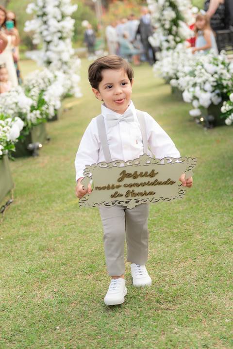 Fotografia de casamento atemporal e autêntica em Manhuaçu, MG. Registro documental do casamento focado na emoção genuína e nos detalhes minimalistas.'