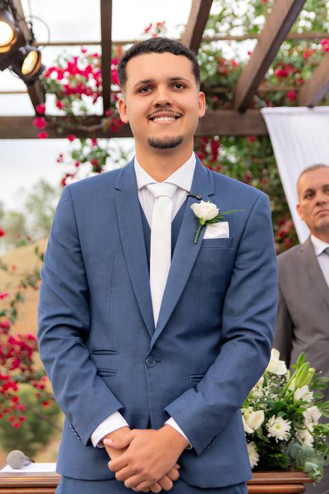 Fotografia de casamento atemporal e autêntica em Manhuaçu, MG. Registro documental do casamento focado na emoção genuína e nos detalhes minimalistas.'