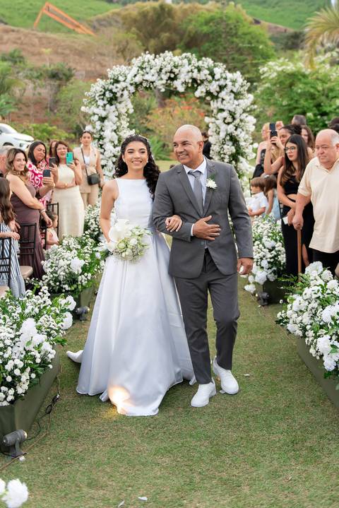 Fotografia de casamento atemporal e autêntica em Manhuaçu, MG. Registro documental do casamento focado na emoção genuína e nos detalhes minimalistas.'