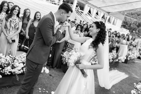 Fotografia de casamento atemporal e autêntica em Manhuaçu, MG. Registro documental do casamento focado na emoção genuína e nos detalhes minimalistas.'