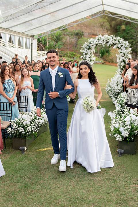 Fotografia de casamento atemporal e autêntica em Manhuaçu, MG. Registro documental do casamento focado na emoção genuína e nos detalhes minimalistas.'