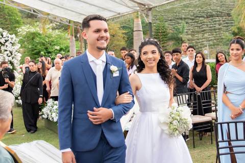 Fotografia de casamento atemporal e autêntica em Manhuaçu, MG. Registro documental do casamento focado na emoção genuína e nos detalhes minimalistas.'