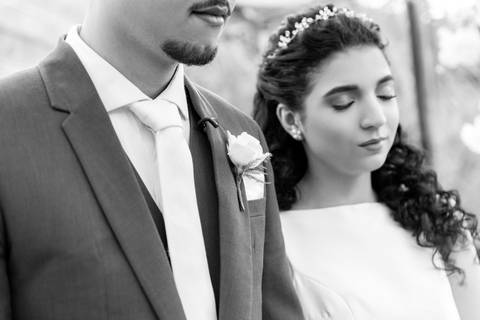 Fotografia de casamento atemporal e autêntica em Manhuaçu, MG. Registro documental do casamento focado na emoção genuína e nos detalhes minimalistas.'