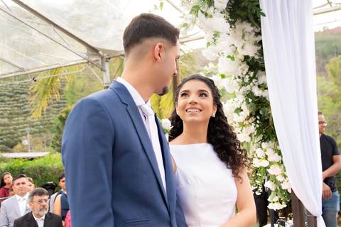 Fotografia de casamento atemporal e autêntica em Manhuaçu, MG. Registro documental do casamento focado na emoção genuína e nos detalhes minimalistas.'