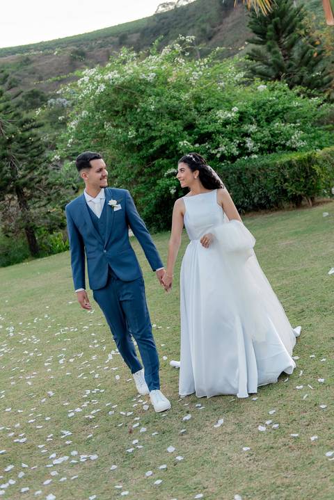 Fotografia de casamento atemporal e autêntica em Manhuaçu, MG. Registro documental do casamento focado na emoção genuína e nos detalhes minimalistas.'