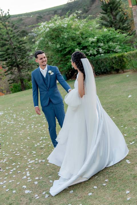 Fotografia de casamento atemporal e autêntica em Manhuaçu, MG. Registro documental do casamento focado na emoção genuína e nos detalhes minimalistas.'