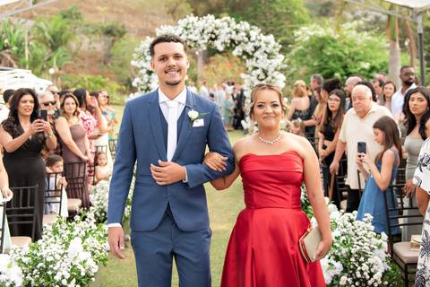 Fotografia de casamento atemporal e autêntica em Manhuaçu, MG. Registro documental do casamento focado na emoção genuína e nos detalhes minimalistas.'