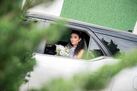 Fotografia de casamento atemporal e autêntica em Manhuaçu, MG. Registro documental do casamento focado na emoção genuína e nos detalhes minimalistas.'