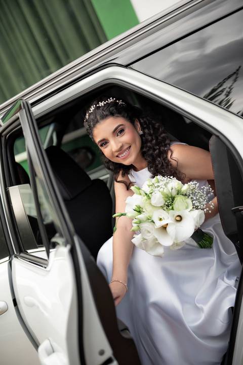Fotografia de casamento atemporal e autêntica em Manhuaçu, MG. Registro documental do casamento focado na emoção genuína e nos detalhes minimalistas.'