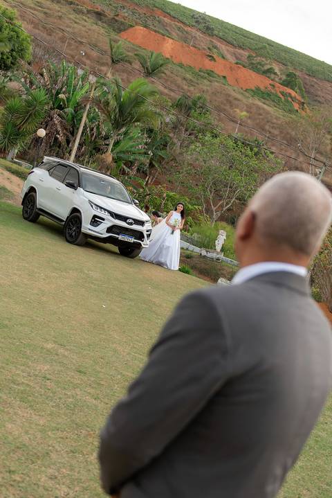 Fotografia de casamento atemporal e autêntica em Manhuaçu, MG. Registro documental do casamento focado na emoção genuína e nos detalhes minimalistas.'