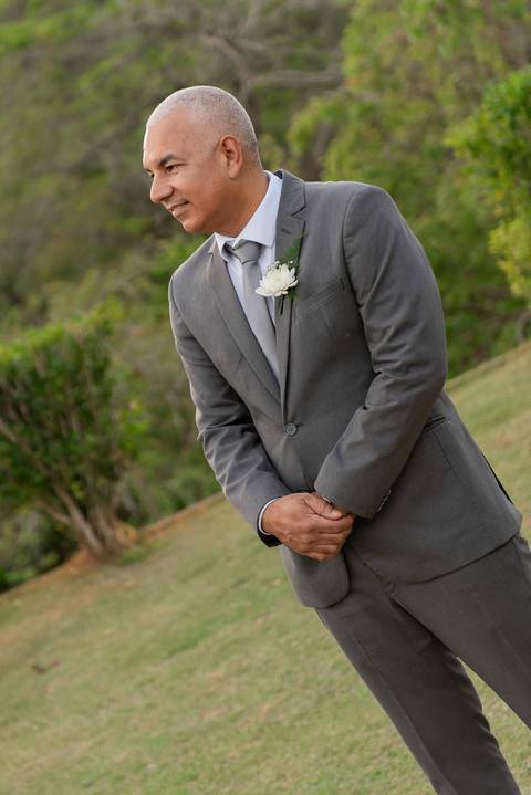 Fotografia de casamento atemporal e autêntica em Manhuaçu, MG. Registro documental do casamento focado na emoção genuína e nos detalhes minimalistas.'