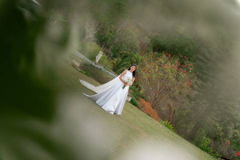 Fotografia de casamento atemporal e autêntica em Manhuaçu, MG. Registro documental do casamento focado na emoção genuína e nos detalhes minimalistas.'