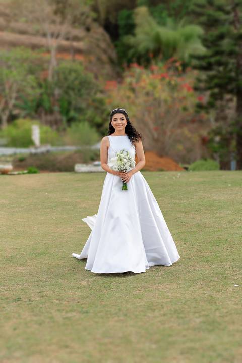Fotografia de casamento atemporal e autêntica em Manhuaçu, MG. Registro documental do casamento focado na emoção genuína e nos detalhes minimalistas.'