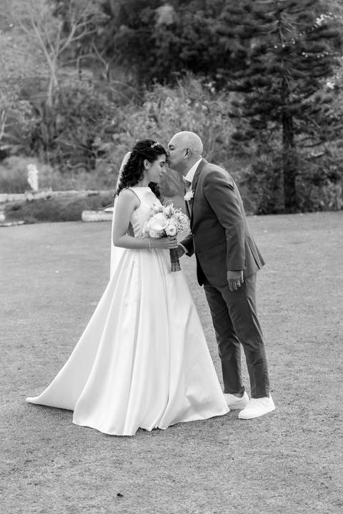 Fotografia de casamento atemporal e autêntica em Manhuaçu, MG. Registro documental do casamento focado na emoção genuína e nos detalhes minimalistas.'