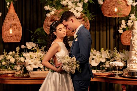 Fotografia de casamento atemporal e autêntica em Manhuaçu, MG. Registro documental do casamento focado na emoção genuína e nos detalhes minimalistas.'