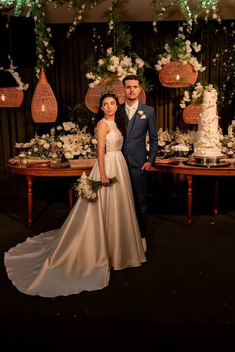 Fotografia de casamento atemporal e autêntica em Manhuaçu, MG. Registro documental do casamento focado na emoção genuína e nos detalhes minimalistas.'
