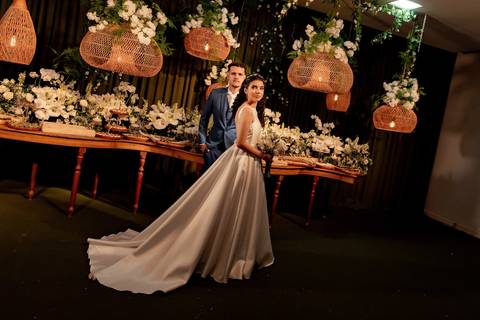 Fotografia de casamento atemporal e autêntica em Manhuaçu, MG. Registro documental do casamento focado na emoção genuína e nos detalhes minimalistas.'