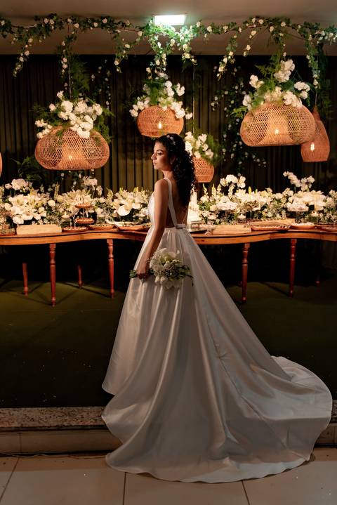 Fotografia de casamento atemporal e autêntica em Manhuaçu, MG. Registro documental do casamento focado na emoção genuína e nos detalhes minimalistas.'