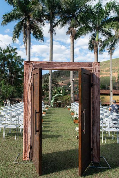 Wedding ao ar livre com noivos em Vila Velha, ES. Fotografia de casamento minimalista e atemporal.'