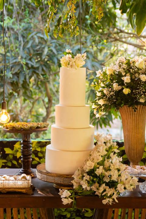 Wedding ao ar livre com noivos em Vila Velha, ES. Fotografia de casamento minimalista e atemporal.'