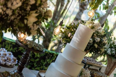 Wedding ao ar livre com noivos em Vila Velha, ES. Fotografia de casamento minimalista e atemporal.'
