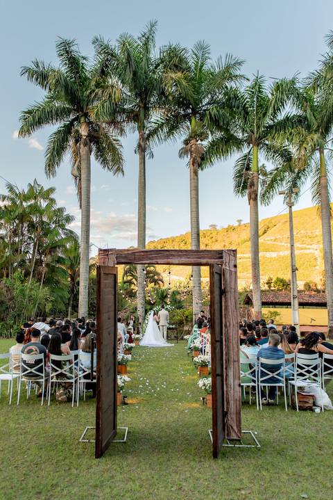 Wedding ao ar livre com noivos em Vila Velha, ES. Fotografia de casamento minimalista e atemporal.'