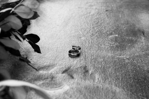 Wedding ao ar livre com noivos em Vila Velha, ES. Fotografia de casamento minimalista e atemporal.'