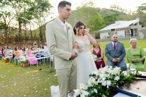 Wedding ao ar livre com noivos em Vila Velha, ES. Fotografia de casamento minimalista e atemporal.'