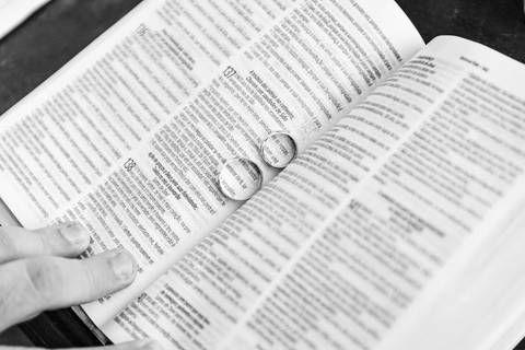 Wedding ao ar livre com noivos em Vila Velha, ES. Fotografia de casamento minimalista e atemporal.'