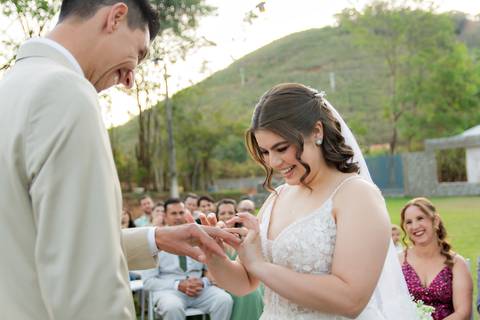 Wedding ao ar livre com noivos em Vila Velha, ES. Fotografia de casamento minimalista e atemporal.'