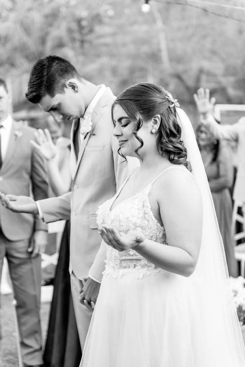 Wedding ao ar livre com noivos em Vila Velha, ES. Fotografia de casamento minimalista e atemporal.'
