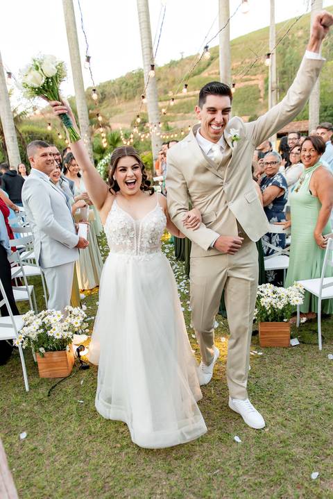 Wedding ao ar livre com noivos em Vila Velha, ES. Fotografia de casamento minimalista e atemporal.'
